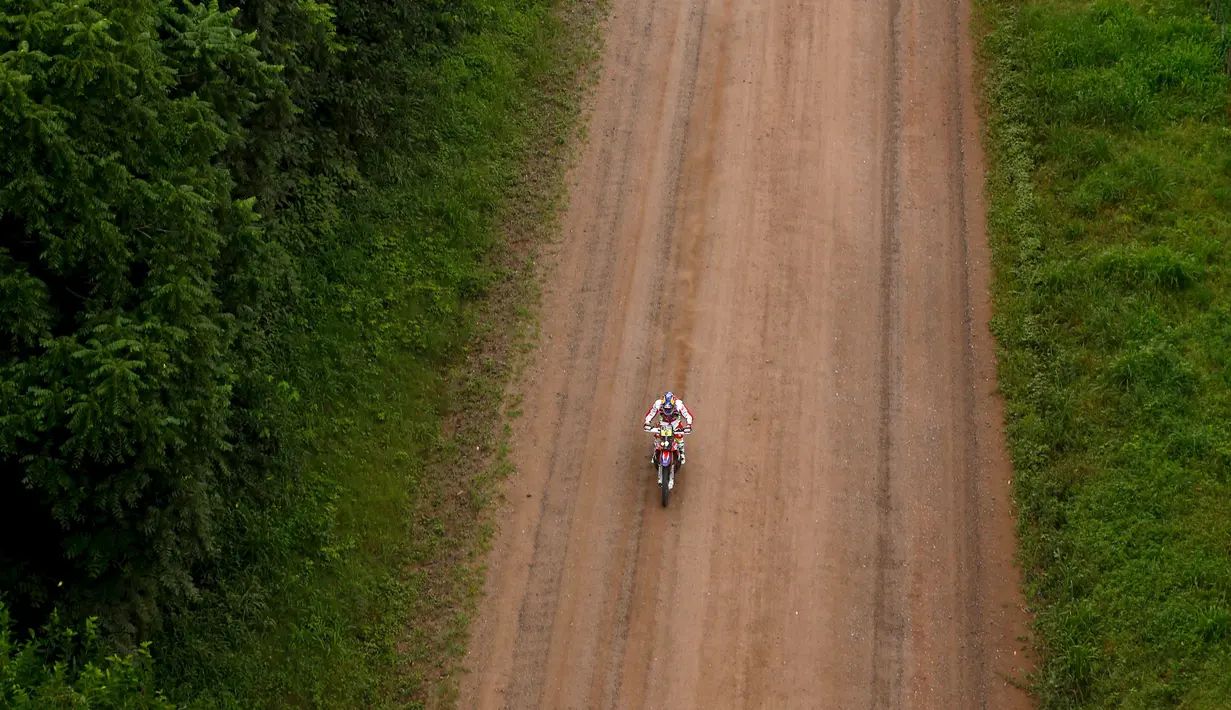Joan Barreda Bort dari Spanyol mengendarai sepeda motor Honda selama tahap ketiga Termas de Rio Hondo-Jujuy di Dakar Rally 2016 di Santiago del Estero, Argentina, (5/1/2016). (REUTERS/Marcos Brindicci)