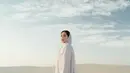 Cantiknya Nagita Slavina di tengah padang pasir menggunakan kaftan dan kerudung putih yang menutupi kepalanya. Gayanya bak princess Arab. [Foto: Instagram/raffinagita1717]