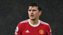 Harry Maguire didatangkan oleh Manchester United dari Leicester City dengan harga 78,3 juta paun. Sayangnya, dengan harga yang begitu tinggi tersebut, ia belum mampu menunjukkan kualitasnya. Maguire harus melalui jalan yang terjal dan kerap kali menjadi sasaran kritik dari banyak pihak. Catatan terbaiknya selama membela Setan Merah adalah menjadi runner-up Liga Europa 2020/2021. (AFP/Paul Ellis)