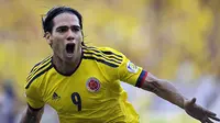 Radamel Falcao pemain depan Kolombia merayakan setelah mencetak gol melawan Paraguay pada pertandingan kualifikasi Piala Dunia Brazil 2014 di Stadion Roberto Melendez, Barranquilla, Kolombia, 12 Oktober 2012. (Foto AFP /  Eitan Abramovich)