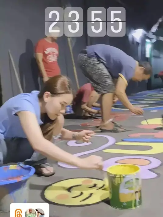 Mengecat jalan bersama pemuda yang tinggal di sekitar rumahnya. RT tempat tinggalnya ikut lomba kreativitas lingkungan. Itulah beberapa potret penampilan sederhana Ayu Ting Ting yang kerap mendapat banyak pujian dari warganet.  [Instagram/@ayutingting92]