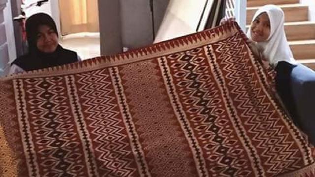 Batik Rongkong merupakan batik warisan leluhur masyarakat Rongkong, Kabupaten Luwu Utara (Lutra) (Liputan6.com/ Eka Hakim)