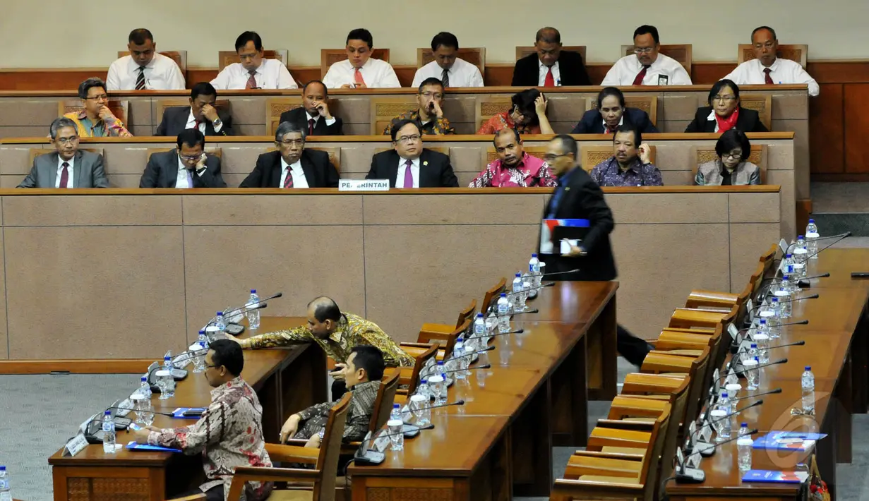 Menteri Keuangan Bambang Brodjonegoro didampingi Wakil Menteri Keuangan Mardiasmo, bersama Menteri PPN sekaligus kepala Bappenas Andrinof Chaniago mengikuti sidang paripurna, Jakarta (20/5/2015). (Liputan6.com/Andrian M Tunay)