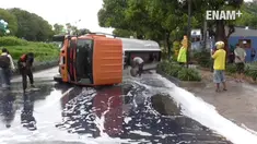 Sebuah truk pembawa 32.000 liter solar terguling dan tumpah di jalan raya jalur Pantura Tuban. Kecelakaan terjadi karena sopir berusaha menyalip kendaraan di depannya