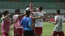 Para pemain Bahrain merayakan gol ke gawang timnas Indonesia U-23 pada laga PSSI Anniversary Cu 2018 di Stadion Pakansari, Bogor, (26/4/2018). Bahrain menang 1-0. (Bola.com/Nick Hanoatubun)