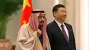 Ekspresi Raja Arab Saudi Salman bin Abdulaziz al-Saud dan Presiden China Xi Jinping saat mengikuti upacara penyambutan di Beijing, China (16/3). (AP Photo / Ng Han Guan)