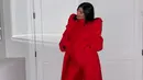 Di sini, Kylie Jenner menampilkan baby bump-nya dengan mengenakan outfit serba merah, mulai dari bodysuit merah, ditumpuknya dengan long coat yang juga berwarna merah, dan high heels bernuansa senada. Foto: Instagram.
