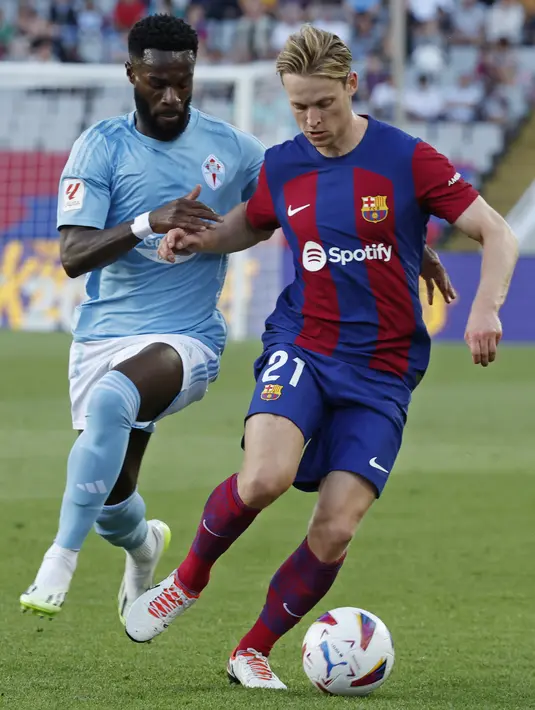 Tertinggal dua gol sampai menit ke-80, Barcelona membutuhkan brace Robert Lewandowski dan lesakan Joao Cancelo untuk membalikkan keadaan. (AP Photo/Joan Monfort)