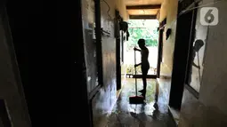 Warga membersihkan rumah usai banjir setinggi tiga meter di RT 05/08, Pejaten Timur, Jakarta Selatan, Senin (10/10/2022) Puluhan RT di DKI Jakarta tergenang banjir akibat luapan Sungai Ciliwung yang terjadi pada dini hari tadi. (merdeka.com/Arie Basuki)