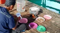 Terdampar di Selat Madura Usai 11 Hari Terombang-ambing di Laut, 3 Awak Kapal Ambulans Asal Sulsel Lahap Santap Makan Pemberian Warga