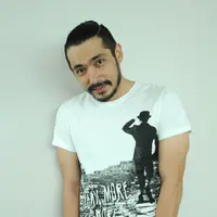 Kadangkala Abimana Arisatya harus mengubah penampilan beberapa kali karena keinginan sutradara yang berubah-udah hingga menjelang syuting. Foto: Akrom