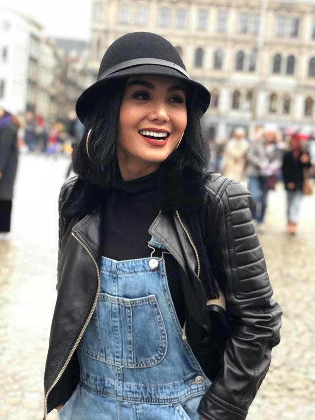 Gaya Yuni Shara yang Selalu Pakai Topi, Cantik dan Memesona