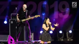 Penyanyi Anggun C Sasmi tampil menghibur penonton pada acara Prambanan Jazz Festival 2019 di Candi Prambanan, DI Yogyakarta, Minggu (7/7/2019). Tidak kurang dari 12 lagu dinyanyikan pemilik nama lengkap Anggun Cipta Sasmi ini  bersama bandnya selama satu jam. (Fimela.com/Bambang E. Ros)