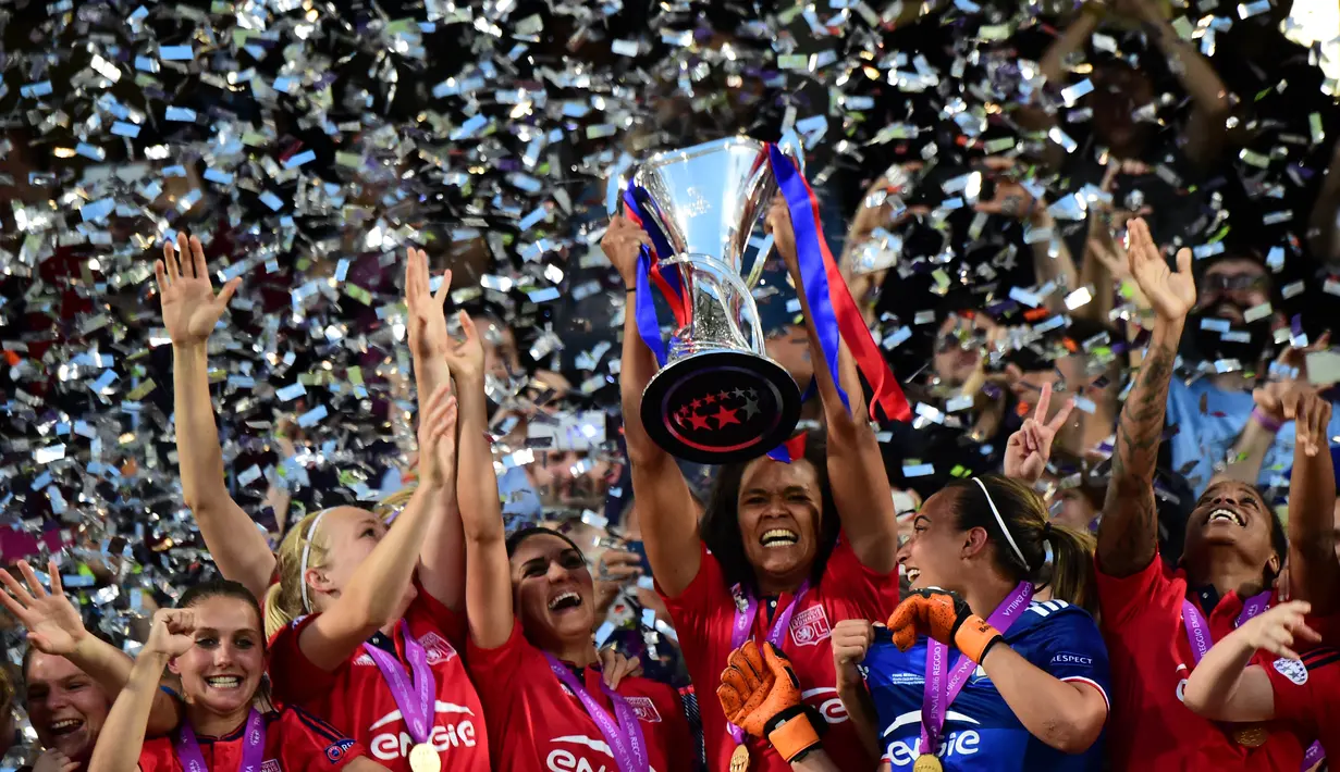 Pemain putri Olympique Lyonnais merayakan gelar juara Liga Champions setelah mengalahkan VFL Wolfsburg di Stadion Citta del Tricolore, Reggio Emilia, Italia, (26/5/2016). (AFP/Giuseppe Cacace)