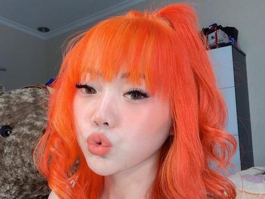Wendy Walters memilih warna oranye dalam penampilannya ini. Rambutnya dari atas sampai bawah memiliki satu warna saja. (Foto: Instagram/@wendywalters)