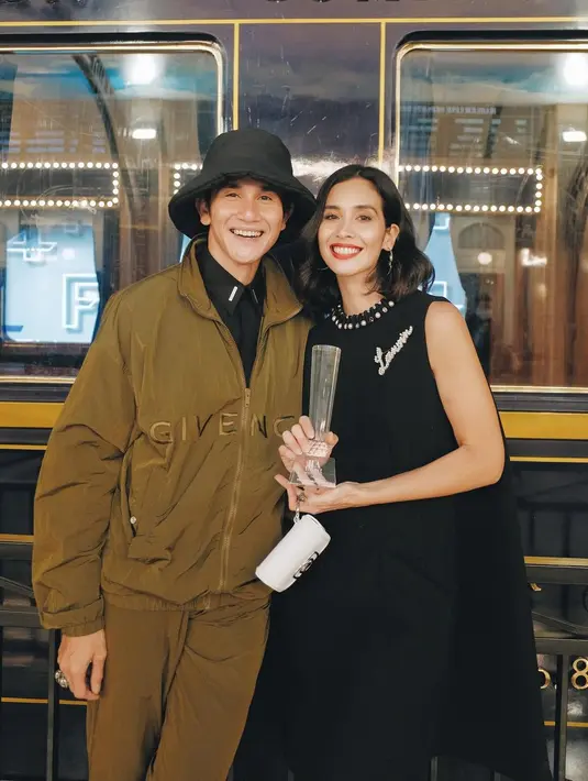 Tak pernah membosankan karena mereka punya cara yang segar untuk tampilan klasik sekalipun. Seperti pernyataan gaya dengan bucket berukuran ekstra atau tas berukuran micro (Foto: Instagram @vinogbastian__)