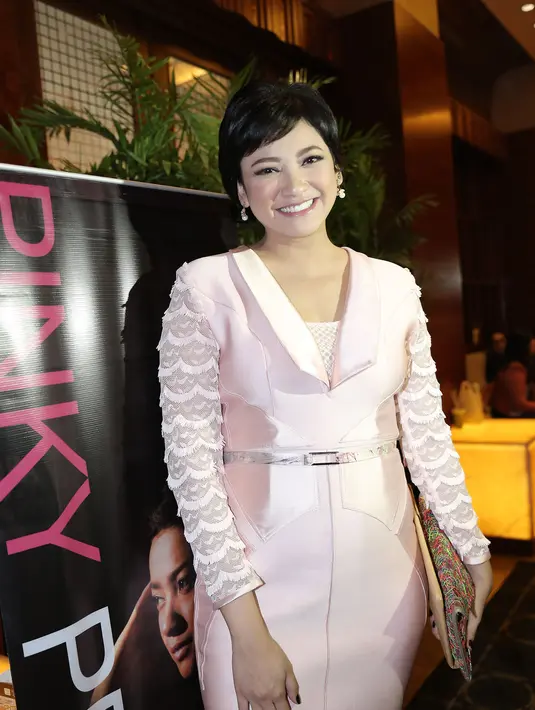 Pemeran Rara dalam film Mengejar Matahari itu merasa lebih cantik saat botak. Pujian cantik juga datang dari suaminya. (Galih W. Satria/Bintang.com)