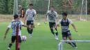 Kompetisi BRI Liga 1 musim 2024/2025 sedang memasuki masa libur. Karena agenda Timnas Indonesia di putaran ketiga, Kualifikasi Piala Dunia 2026, Zona Asia. Namun demi mengembalikan performa terbaik, skuad asuhan Carlos Pena tetap menggeber latihan. (Bola.com/M Iqbal Ichsan)