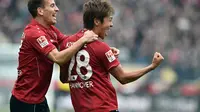 Hiroshi Kiyotake (kanan) melakukan selebrasi bersama Pereira Da Silva, usai mencetak gol bagi Hannover 96 ke gawang Bayern Munchen, pada laga lanjutan Bundesliga (7/3/2015). Kiyotake bergabung dengan Sevilla mulai musim panas tahun ini.  (EPA/Carmen Jaspe