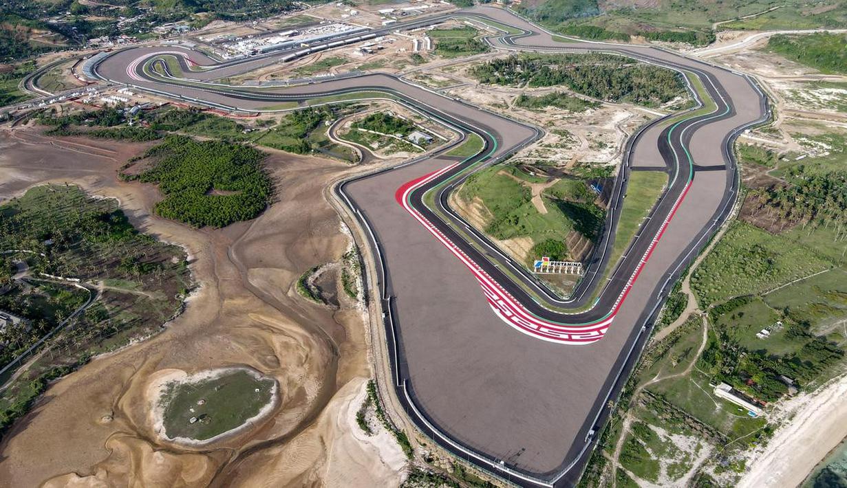Pertamina Mandalika International Circuit ini terletak di Kuta, Lombok Tengah, Nusa Tenggara Barat. Sirkuit ini memiliki panjang lintasan mencapai 4,3 km dengan 17 tikungan. Sirkuit ini dilengkapi dengan run-off area yang luas sehingga memiliki tingkat keselamatan yang tinggi. Selain trek yang tricky, Sirkuit Mandalika juga memiliki daya tarik lain berupa pemandangan di sekitar sirkuit yang cantik. Beberapa balapan yang sudah digelar sejak 2021 antara lain MotoGP, WSBK, WSSP, dan Asia Talent Cup. (Source: liputan6.com)