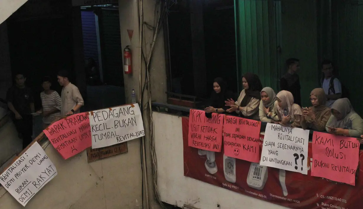 Aksi protes dilakukan pedagang, sebagai sikap penolakan terhadap perubahan harga sewa kios oleh pengelola Pasar Pramuka, yakni Perumda Pasar Jaya. Tampak dalam foto, para pedagang melakukan aksi protes di dalam Pasar Pramuka, Jakarta Timur, Jumat (14/11/2025). (merdeka.com/magang/Rendi Saputra)