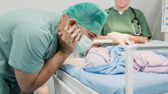 Kesha Ratuliu Melahirkan