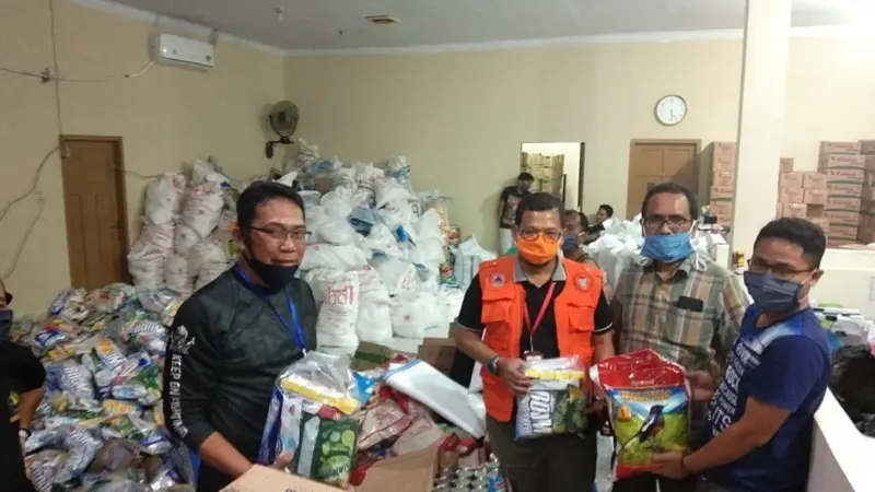 Kepala Dinas Sosial Kota Makassar sedang memperlihatkan paket sembako Covid-19 (Liputan6.com/ Eka Hakim)