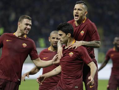 Para pemain AS Roma merayakan gol yang dicetak Diego Perotti ke gawang Inter Milan pada laga Liga Italia di Stadion San Siro, Italia, Minggu (26/2/2017). Bermain di kadang Inter, Roma menang 3-1. (AP/Luca Bruno)