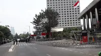Polisi meningkatkan keamanan dengan memasang kawat berduri di depan Gedung KPK untuk mengantisipasi aksi ricuh. (Fachrur Rozie/Liputan6.com)