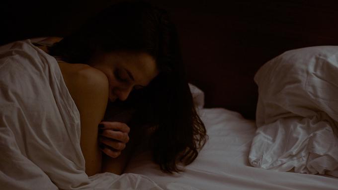 5 Bahayanya Tidur dengan Rambut  Masih Basah  Lifestyle 