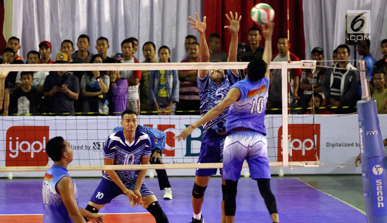 Tim Voli TNI AL saat bertanding melawan tim PBVAD pada final turnamen Danjen Kopassus Open Volleyball Tournament di GOR Nanggala, Jakarta. Minggu (08/4). Tim TNI AL memenangkan set keempat 25-19 atas tim PBVAD.  (Liputan6.com/Johan Tallo)