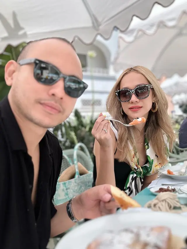 6 Gaya Musim Panas BCL Padukan Tanktop dan Bralette dengan Tas Dior Rp56 Jutaan saat Honeymoon Bareng Tiko Aryawardhana di Italia