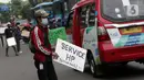 Penjual jasa perbaikan telepon genggam menawarkan jasa di pinggir jalan Mayjen Sutoyo depan Mall Pusat Grosir Cililitan (PGC), Jakarta, Rabu (14/7/2021). Imbas dari penutupan Mall PGC selama PPKM Darurat Jawa-Bali, mereka terpaksa menawarkan jasa di pinggir jalan. (Liputan6.com/Helmi Fithriansyah)