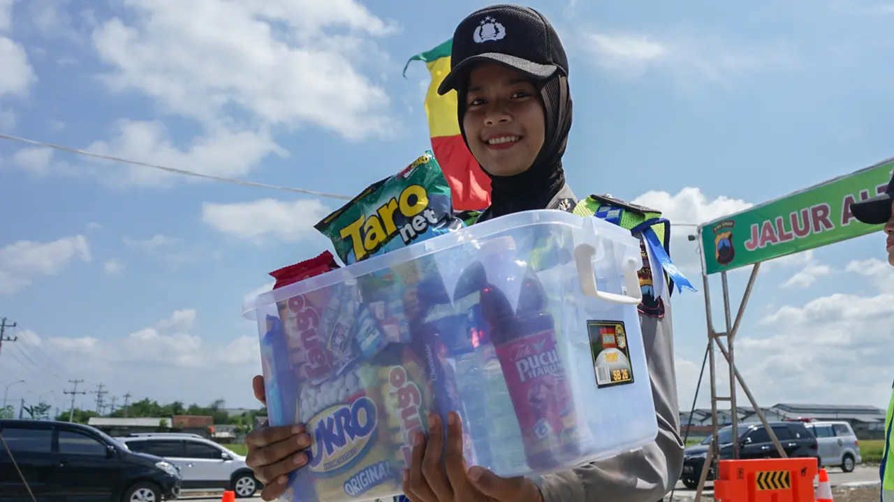 Polwan-Polwan Cantik Jadi Pedagang Asongan Dadakan demi Pemudik