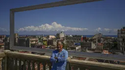 Enrique Nu&ntilde;ez, pemilik paladar La Guarida, berpose di teras restorannya di Havana, Kuba, Selasa (17/5/2022). Pemerintahan Presiden AS, Joe Biden mengumumkan akan melonggarkan pembatasan atas pengetatan yang diberlakukan selama pemerintahan Presiden Donald Trump terhadap Kuba dan mencabut batas saat ini $1.000 per kuartal yang dapat dikirim imigran kepada anggota keluarga yang masih tinggal di pulau itu. (AP Photo/Ramon Espinosa)