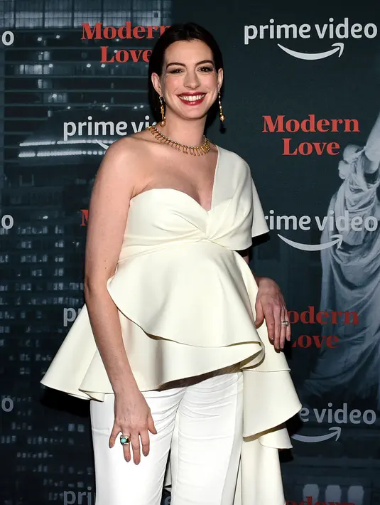 Aktris Anne Hathaway menghadiri pemutaran perdana "Modern Love," serial antologi romantis adaptasi dari rubrik New York Times di New York City, 10 Oktober 2019. Penampilan anggun pemenang Oscar berusia 36 tahun itu dilengkapi kalung emas dan pulasan lipstik warna berry. (Evan Agostini/Invision/AP)