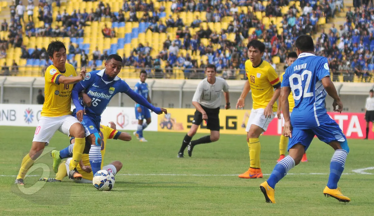 Firman Utina (kedua kiri) berjibaku untuk mendapatkan bola saat berlaga di Stadion Si Jalak Harupat, Bandung, Rabu (27/5/2015). Persib kalah 0-2 dari Kitchee SC dan tersingkir dari 16 besar AFC Cup 2015. (Liputan6.com/Herman Zakharia)