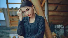 Sebagai penyanyi dangdut, Lala Widy selalu memerhatikan penampilannya di berbagai kesempatan. Seringkali ia bergonta-ganti gaya busana. Namun saat pakai kebaya, penampilannya tampak berbeda. Lala makin terlihat anggun dan memesona.(Liputan6.com/IG/@lala__widy)
