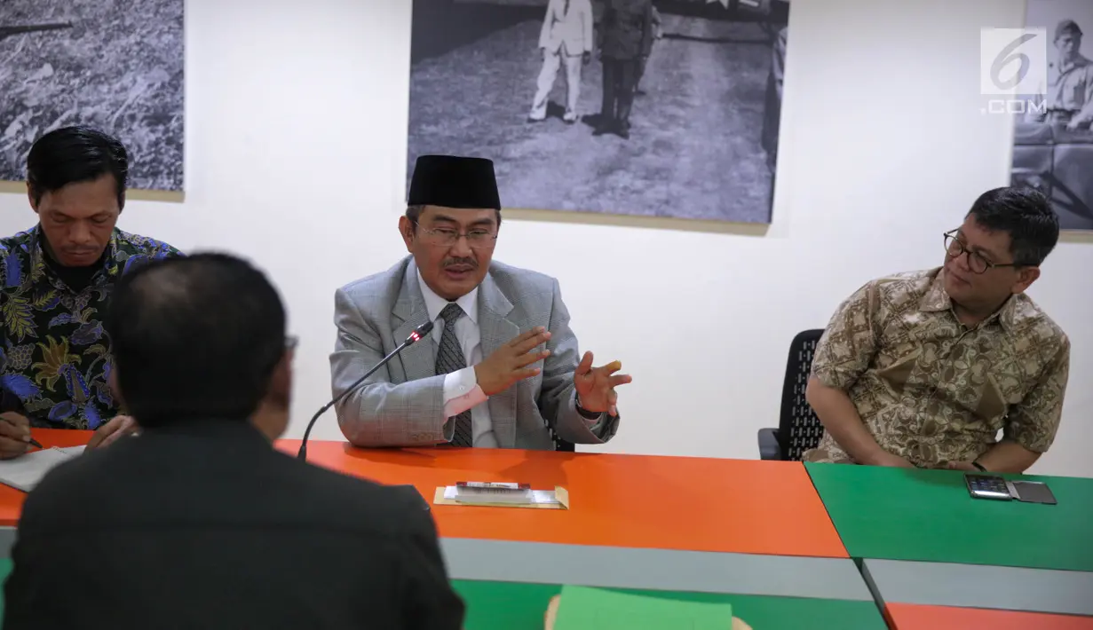 Ketua Umum ICMI Jimly Asshidiqque memberikan keterangan saat pertemuan bersama Pansus Hak Angket KPK di Gedung ICMI, Jakarta, Kamis (7/9). (Liputan6.com/Faizal Fanani)