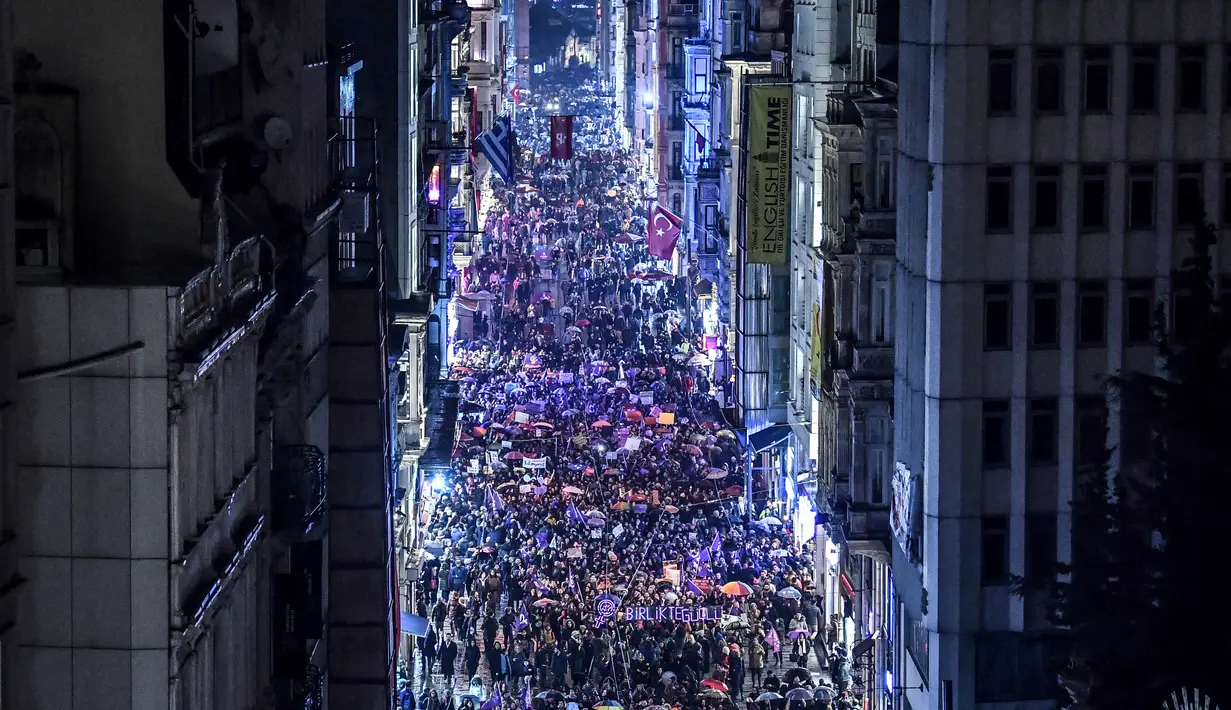 Ribuan orang berkumpul saat memperingati Women's Day atau Hari Perempuan Internasional di Jalan Istiklal, Istanbul, Turki, Kamis (8/3). (BULENT KILIC/AFP)