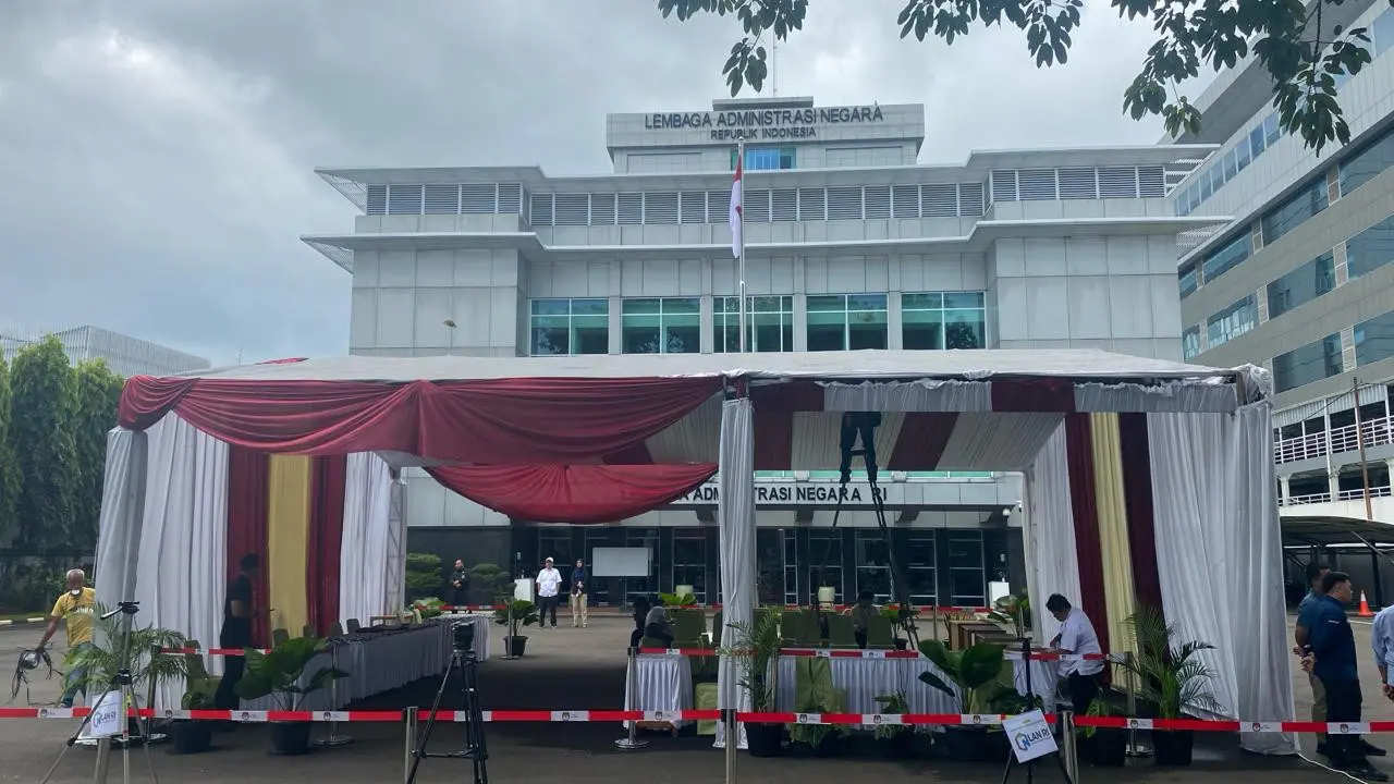 Persiapan di TPS 10 Kelurahan Gambir, Jakarta. Presiden Joko Widodo atau Jokowi akan mencoblos di TPS tersebut pada Rabu 14 Februari 2024.