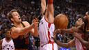 Pemain Cleveland Cavaliers, Mike Dunleavy #3 memberikan umpan kepada rekannya melewati hadangan Raptors, Jonas Valanciunas #17 pada laga NBA di Air Canada Centre, (6/12/2016). (Reuters/Dan Hamilton-USA TODAY Sports)