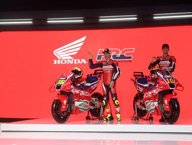 Dua pebalap MotoGP Honda Racing Corporation (HRC) yakni Joan Mir (kiri) dan Luca Marini saat menghadiri launching motor baru untuk MotoGP 2025 di pabrik PT Astra Honda Motor (AHM) di Cikarang, Jawa Barat pada Sabtu (1/2/2025). Honda resmi merilis motor baru untuk MotoGP 2025. Nuansa oranye yang selama ini melekat di bodi kini didominasi merah. (Bola.com/M. Iqbal Ichsan)