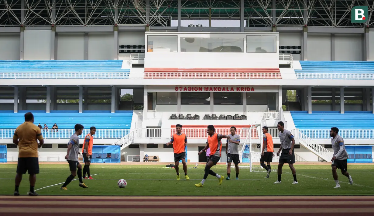 Pada Minggu (14/08/2022) lalu, PSIM Yogyakarta menjalani laga uji coba melawan Nusantara United FC. Sayangya, Laskar Mataram hanya puas berbagi angka 0-0 di hadapan Brajamusti dan The Maident. (Bola.com/Bagaskara Lazuardi)