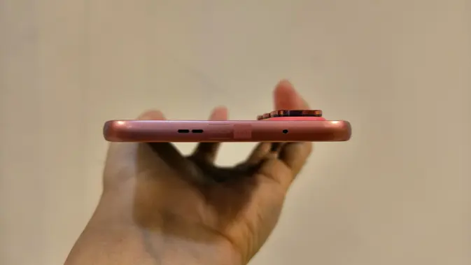 <p>Tampilan bagian atas Infinix HOT 60 Pro+. (Liputan6.com/Anka Fergy Agustian)</p>