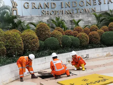 Petugas melakukan perawatan rutin pada aliran pipa gas milik PGN di Jakarta, Selasa (5/2). Dirut PT PGN Gigih Prakoso menyatakan bahwa PT Perusahaan Gas Negara Tbk (PGN) menargetkan 244.043 pelanggan pada 2019. (Liputan6.com/Immanuel Antonius)