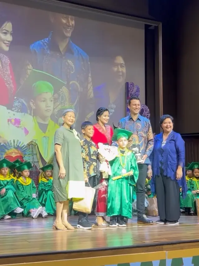 Potret Titi Kamal ketika hadir di wisuda TK putra keduanya. [@titi_kamall]