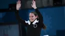 Atlet curling asal Rusia, Anastasia Bryzgalova berselebrasi setelah mendapatkan medali perunggu pada Olimpiade Musim Dingin Pyeongchang 2018, Senin (12/2). Kejelitaan Bryzgalova bahkan dibandingkan dengan Angelina Jolie dan Megan Fox. (WANG Zhao/AFP)