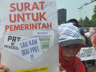 Massa dari berbagai kelompok organisasi melakukan aksi unjuk rasa di depan Gedung Dewan Perwakilan Rakyat (DPR), Jakarta, Kamis (15/8/2024). (merdeka.com/Imam Buhori)