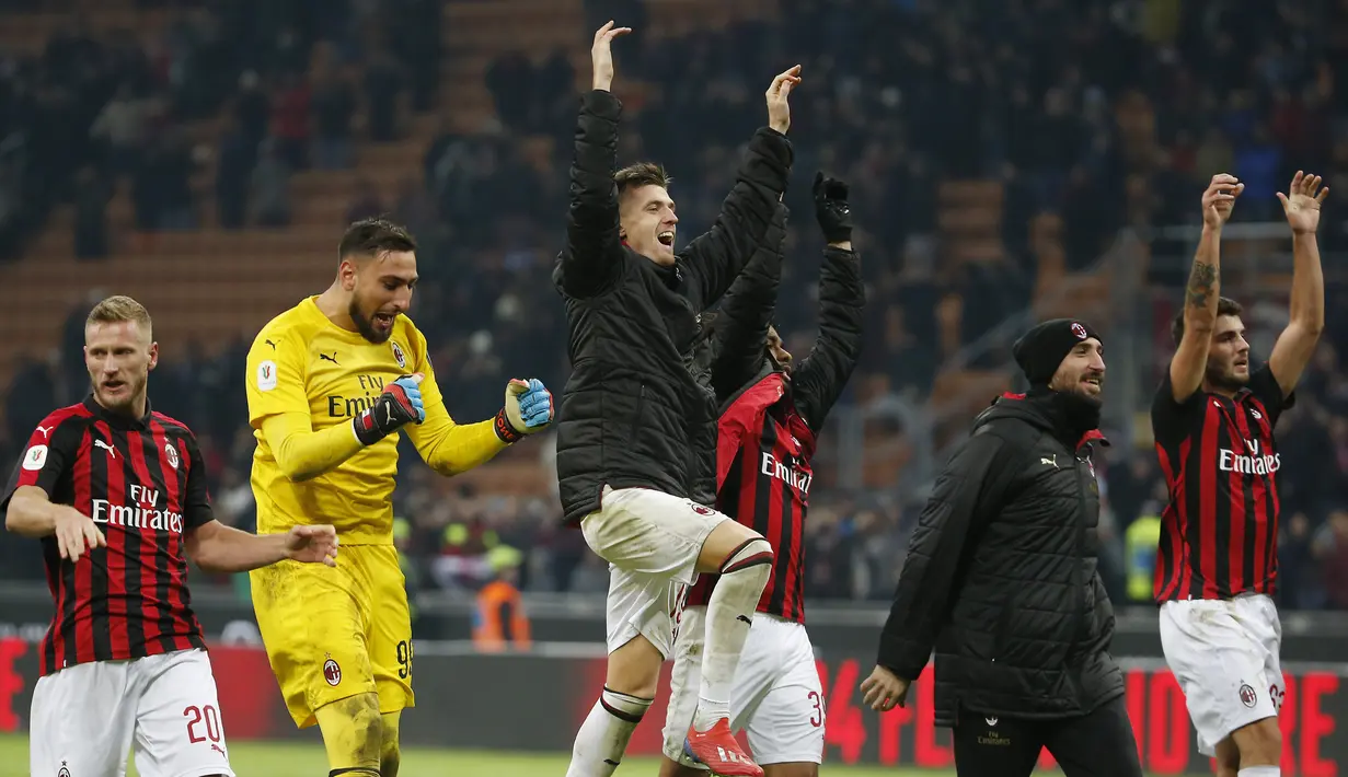 Perayaan kemenangan para pemain AC Milan pada laga perempat final Coppa Italia yang berlangsung di stadion San Siro, Milan, Rabu (30/1). AC Milan menang 2-0 atas Napoli (AP Photo/Antonio Calanni)